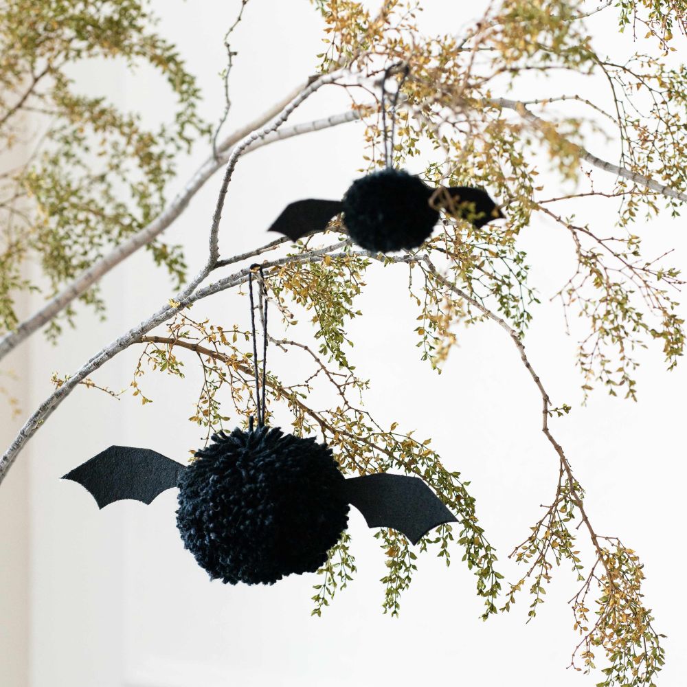 Pom Pom Bat Set - Black (2" & 4")